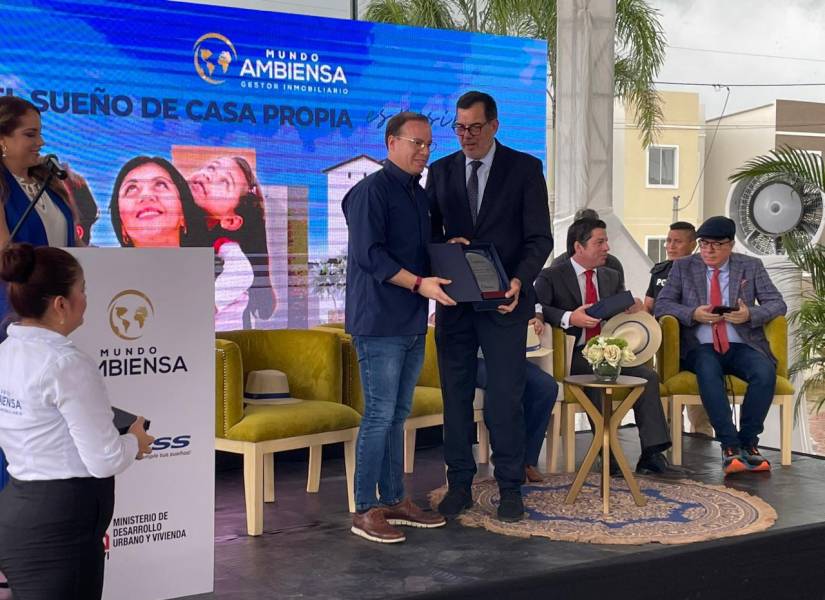 El vicepresidente de Ambiensa, Stefano Ferretti, entregando un reconocimiento a Eduardo Peña, presidente del Consejo Directivo del IESS y BIESS.