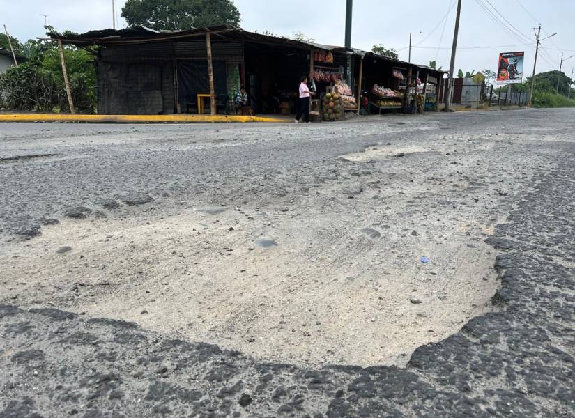 Un bache gigante frente al Bypass de La Concordia, en Santo Domingo .