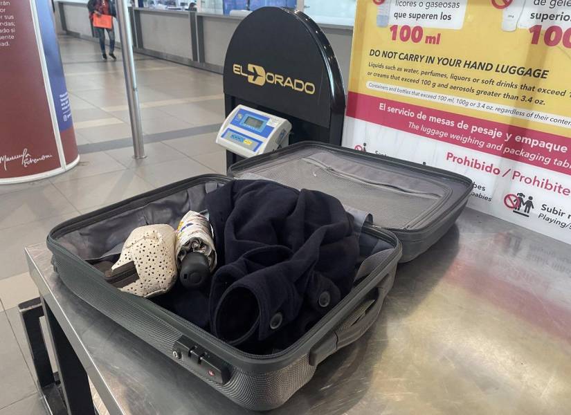 Imagen referencial de maleta de mano en control del aeropuerto.