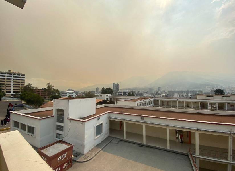 La nube se observa de las instalaciones del Colegio 24 de Mayo.