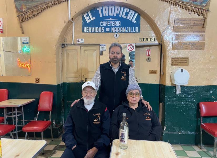 La familia Idrovo Borja al interior del local Hervidos El Tropical.