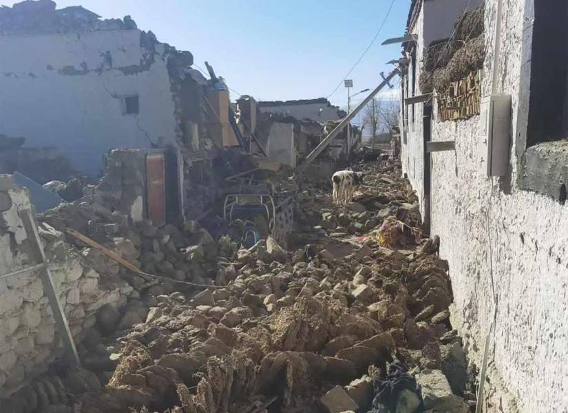 Escombros de un edificio tras el fuerte terremoto en la remota región china del Tíbet.