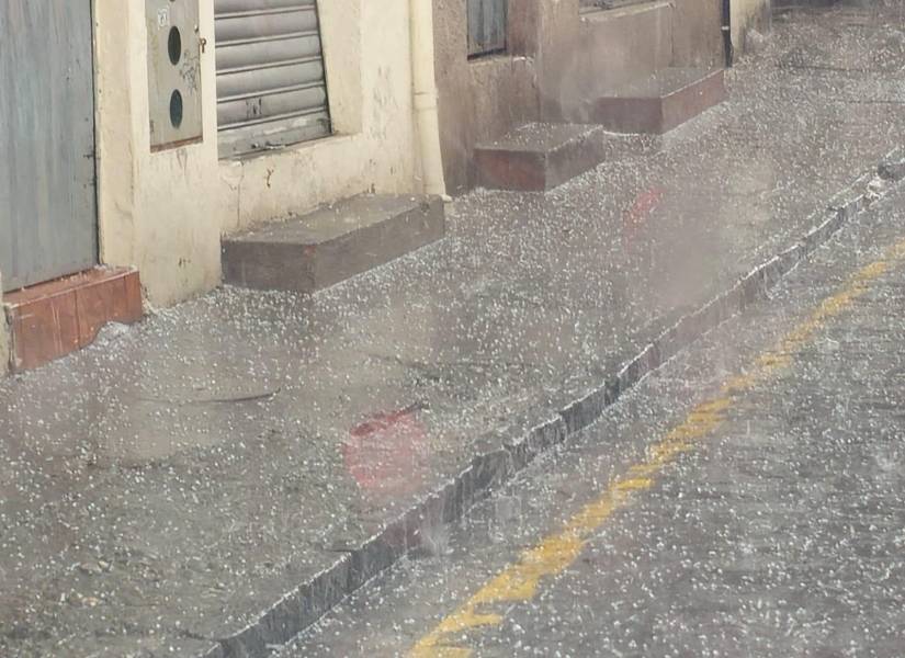 Ciudadanos reportaron la caída de granizo en varios puntos de Cuenca.