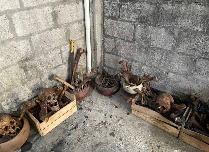 Imagen de las osamentos de restos humanas hallados en una vivienda con figuras de la Santa Muerte.