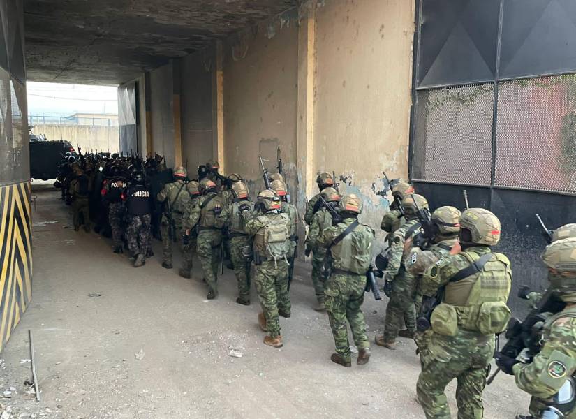 Imagen de militares ingresando a la Penitenciaría del Litoral hoy martes 25 de julio del 2023.