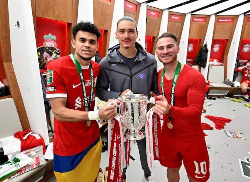 Díaz, Núñez y Mac Allister con el trofeo de la Carabao Cup.