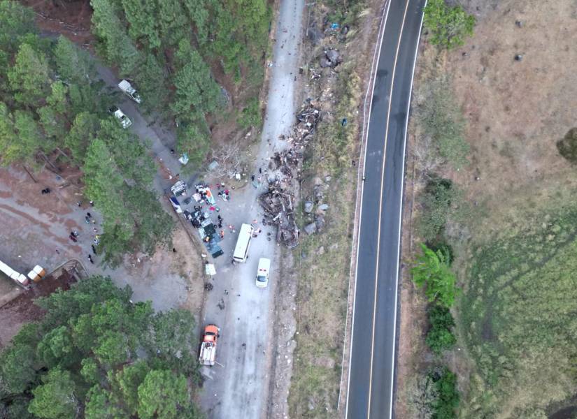 Una toma aérea del lugar del accidente de un autóbus lleno de migrantes que cayó a un precipicio la madrugada de este miércoles en Panamá.