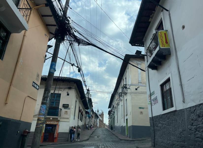 En la esquina de las calles Chimborazo y Bolívar del Casco Colonial.