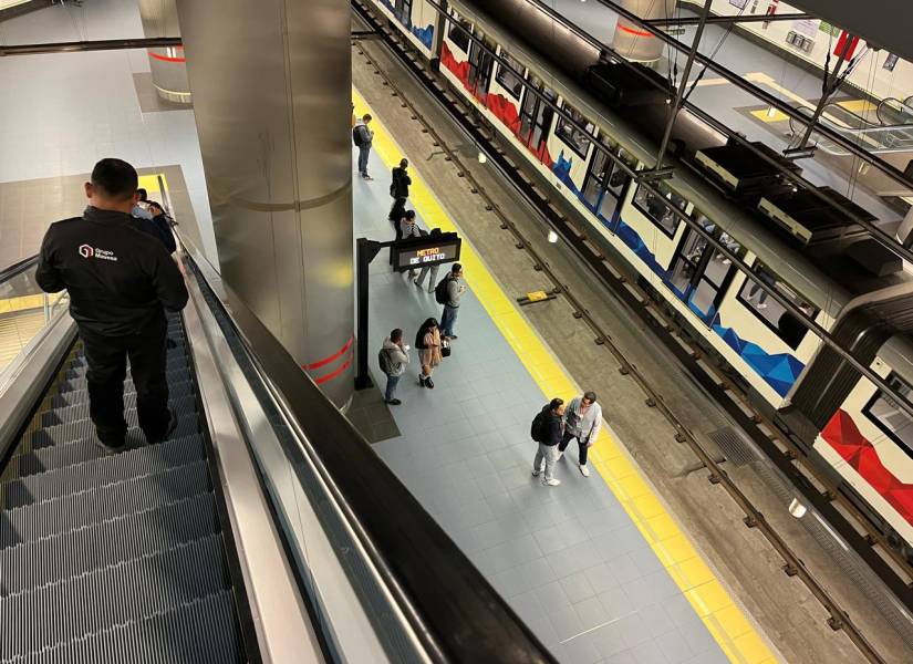 Miles de usuarios se movilizan en la estación El Labrador del Metro de Quito.