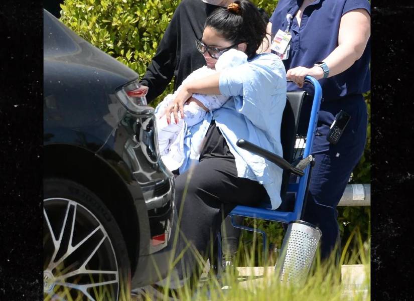 Vanessa Hudgens a la salida del hospital con su bebé en brazos.