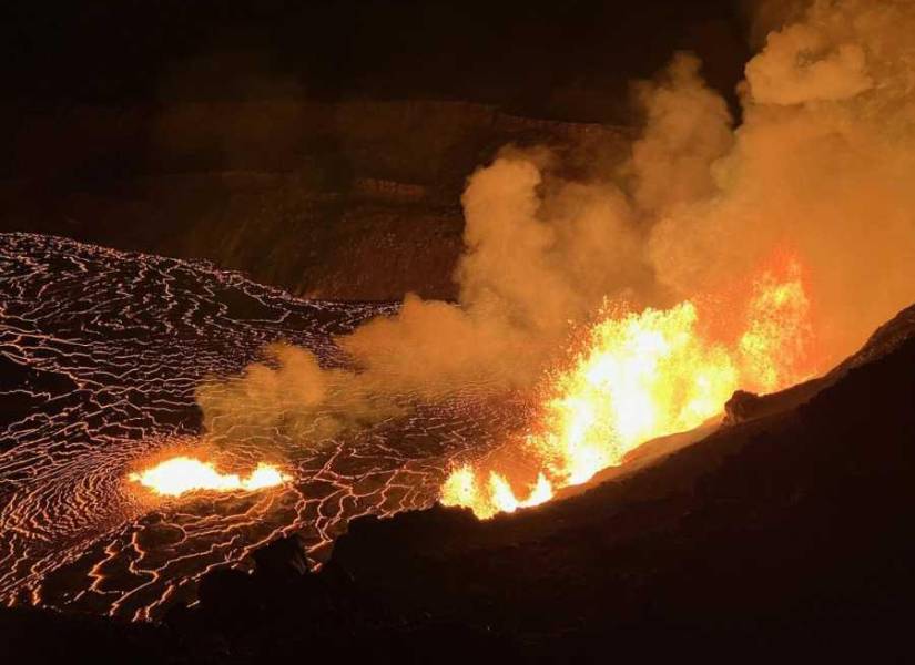 Esta imagen proporcionada por el Servicio Geológico de EE.UU. (USGS) muestra una vista de una nueva erupción dentro de la caldera de la cumbre del Kilauea, Kaluapele.