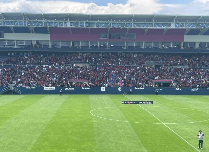 Hinchada del Deportivo Quito en estadio de IDV