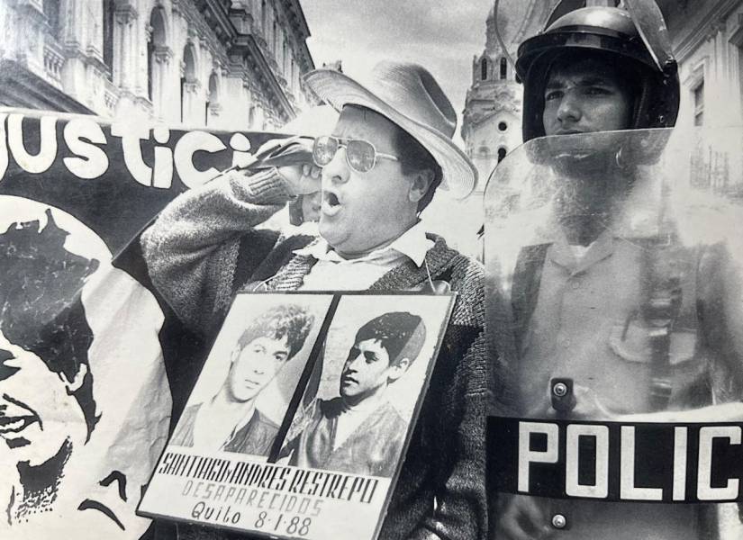 Pedro Restrepo Bermúdez (izq.) en una manifestación.