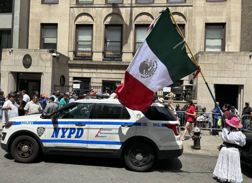 Mexicanos residentes en Nueva York asisten a votar en las elecciones generales de su país este domingo en la sede del consulado de México en Nueva York.