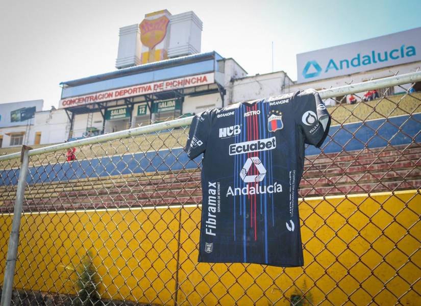 Camiseta del Deportivo Quito en el estadio Olímpico Atahualpa