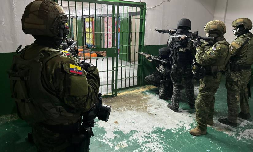 Imagen de militares y miembros del Grupo de Operaciones Especiales (GOE) de la Policía ingresando a un pabellón de la Penitenciaría del Litoral.