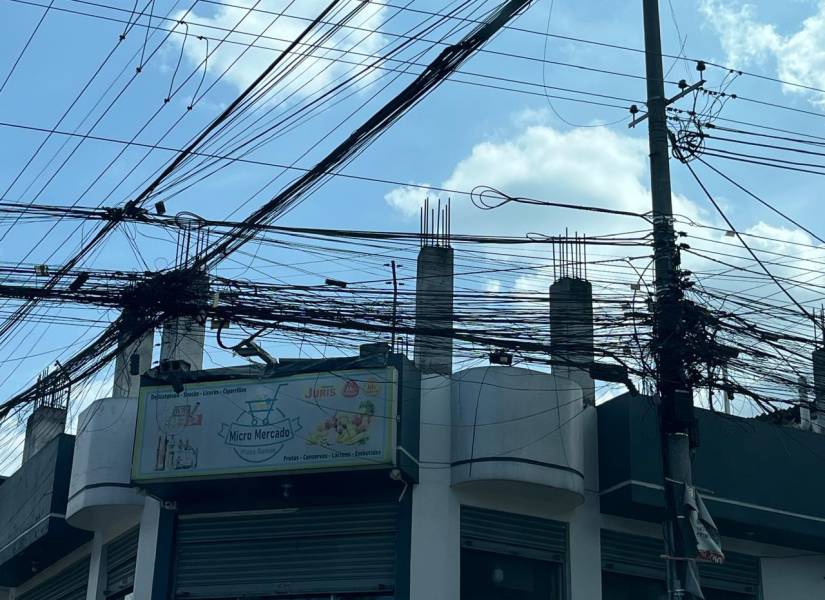 Miles de cables cerca de las terrazas y balcones de las viviendas en San Juan.