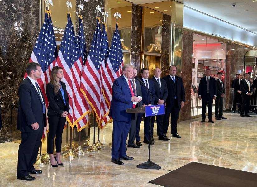 El expresidente y candidato a la presidencia, Donald Trump, habla durante una conferencia de prensa este viernes en el vestíbulo de la Torre Trump en Nueva York (EE. UU.).