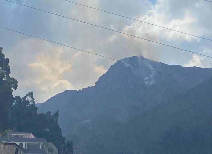 Desde el noroccidente de Quito se alcanzó a observar el incendio.