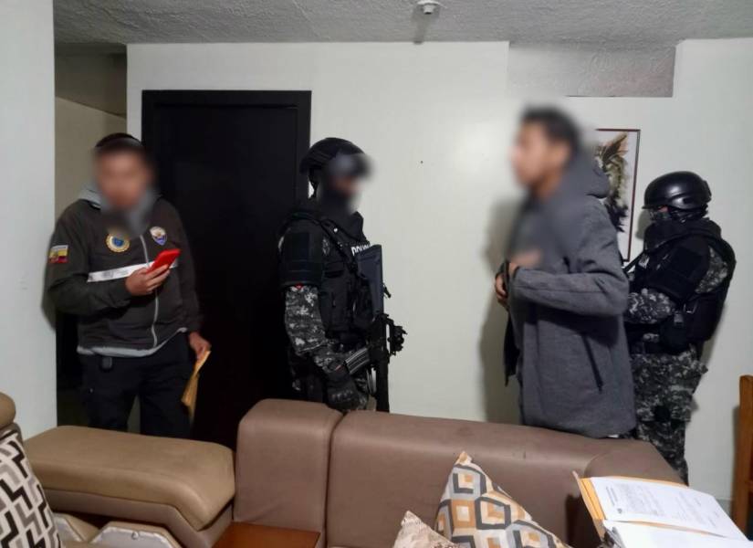 Durante el allanamiento en el caso Plaga a un inmueble en Riobamba se ejecuta la orden de detención contra Hugo Alexander L. O.