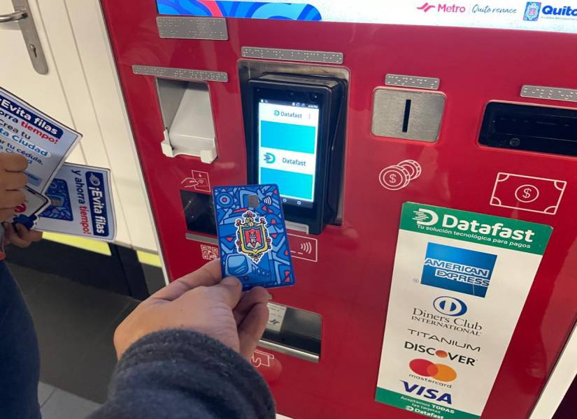 Un usuario realiza une recarga de la Tarjeta Ciudad en la máquina ATM.