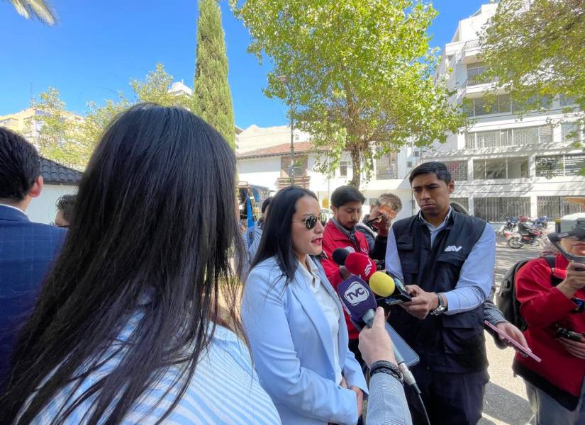 La abogada Mónica Jaramillo en rueda de prensa.