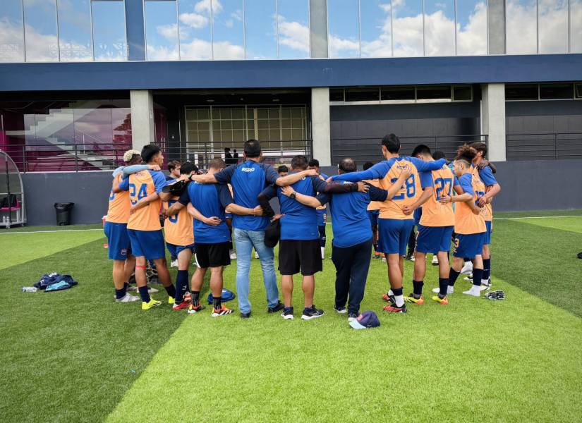 Jugadores del deportivo Quito reunidos antes de empezar su entrenamiento