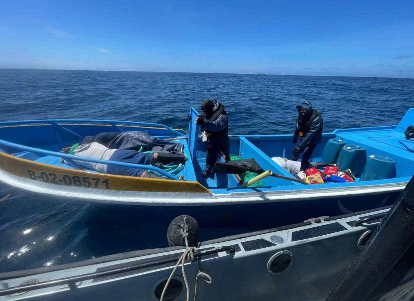 La Armada dio a conocer de la aprehensión de una embarcación tipo panga con tres hombres a bordo.