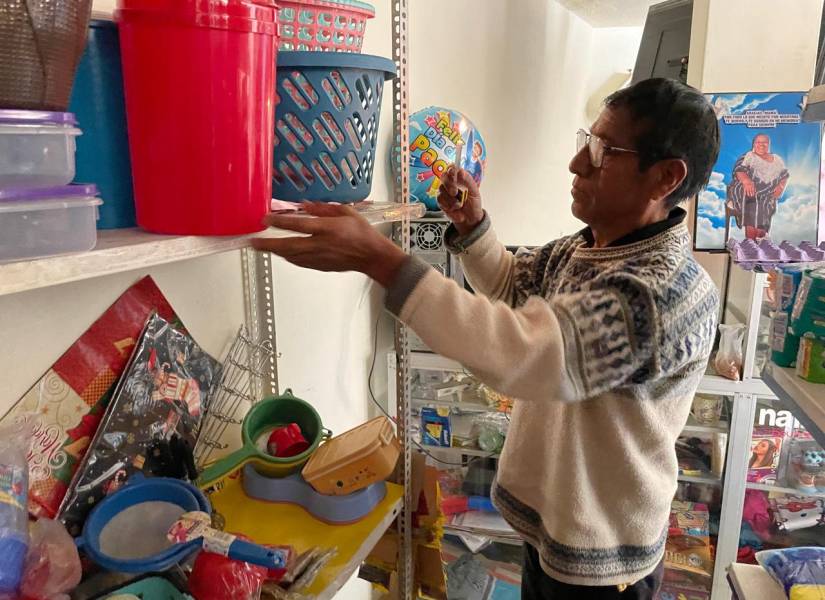 Patricio Caizaluisa en su negocio ubicado en el barrio La Vicentina de Quito.