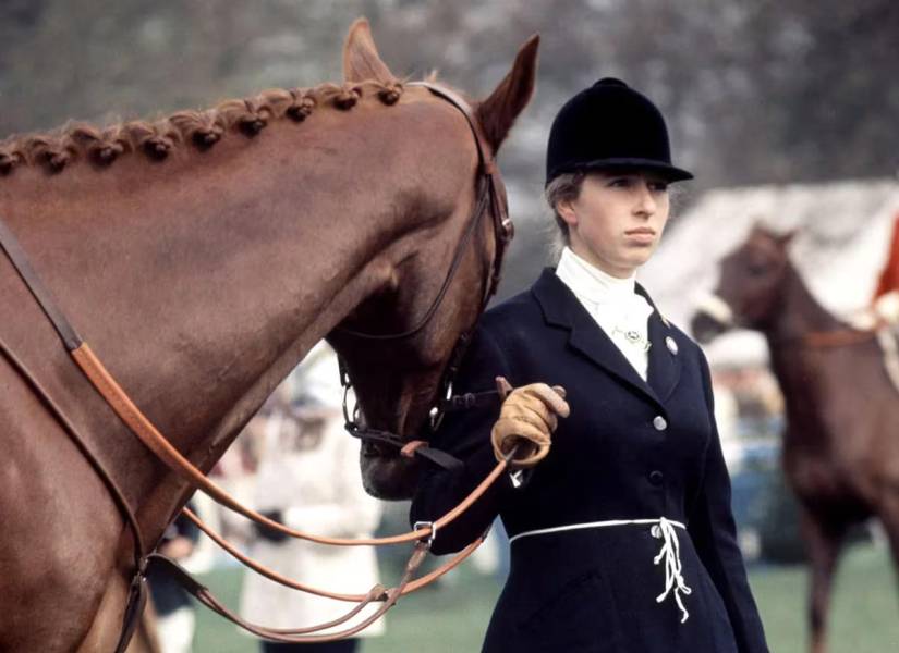 Imagen de archivo de la princesa Ana montando a caballo de joven.