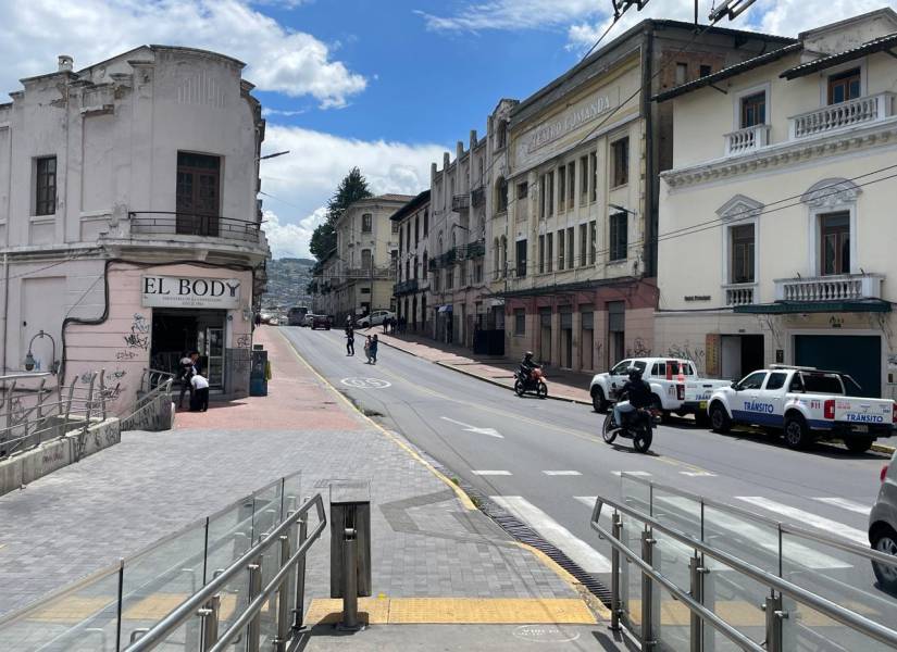 Desde la parada del Trolebús se puede observar el local Hervidos El Tropical.