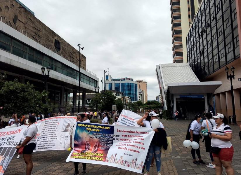 Los familiares de los ppl, en Guayaquil, durante la manifestación.