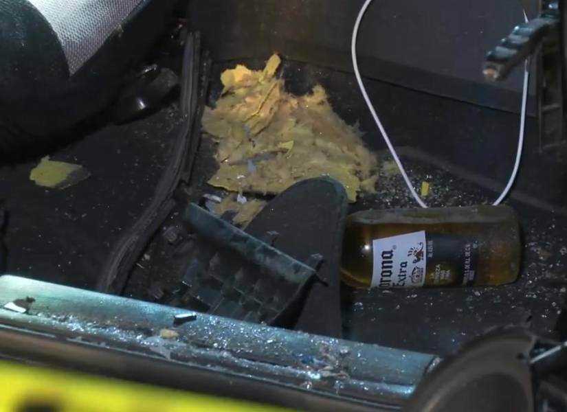 Foto de una botella de cerveza en el carro accidentado contra una plataforma, en el norte de Guayaquil.