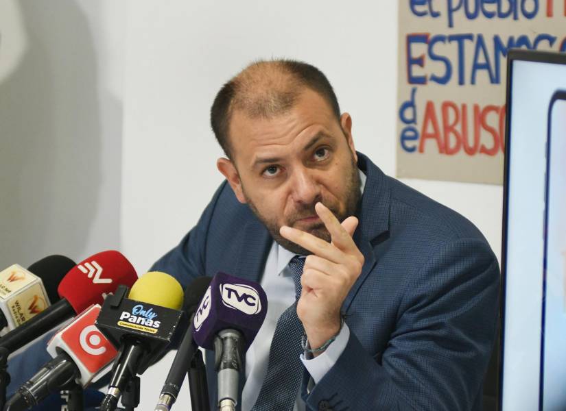 Juan Esteban GuarderÃ­as, consejero del CPCCS, durante la rueda de prensa.
