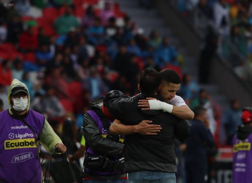 Pablo Sánchez y Álex Arce celebrando uno de los goles de Liga de Quito.