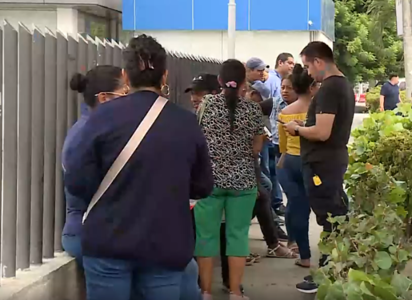 Imagen de familiares haciendo fila en los exteriores del Laboratorio de Ciencias Forenses de Guayaquil para retirar los cadáveres de sus familiares.