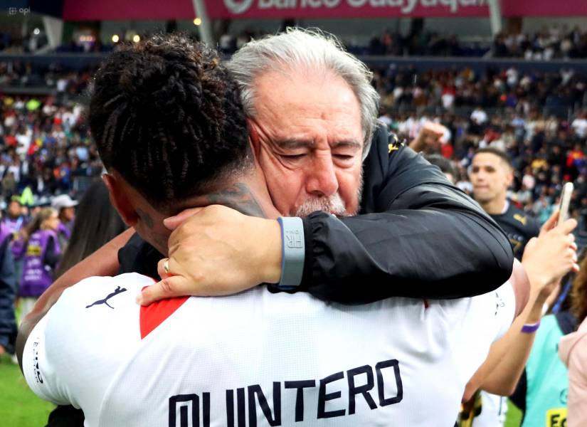 El presidente de Liga de Quito, Isaac Álvarez, abraza a José Quintero en la final de la Liga Pro