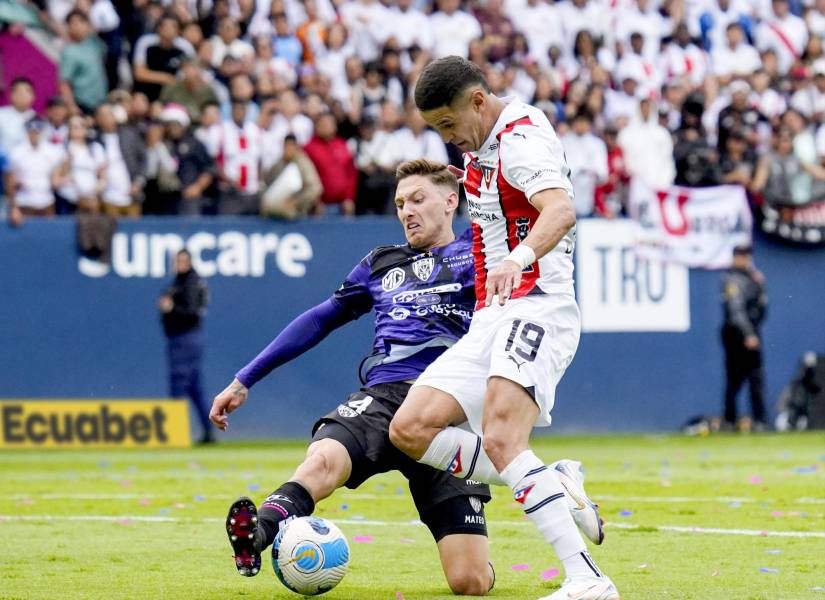 Alex Arce disputa el balón con el defensor Mateo Carabajal en la final de la Liga Pro