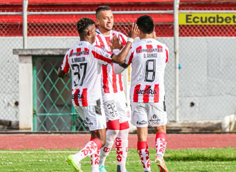 Jugadores del Técnico Universitario celebran el gol de Diego Armas ante el Imbabura