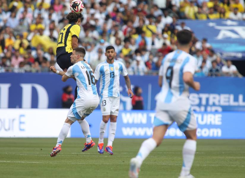 La selección de Ecuador aún no consigue poner en peligro al Dibu Martínez.