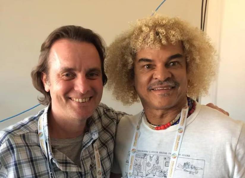 Con el Pibe Valderrama, leyenda del fútbol colombiano.