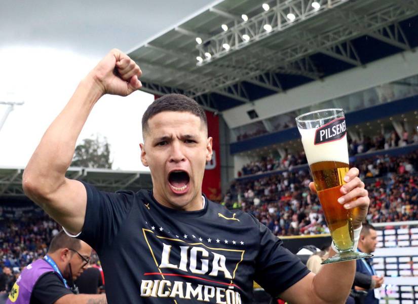 Alex Arce celebra su título de la Liga Pro con Liga de Quito