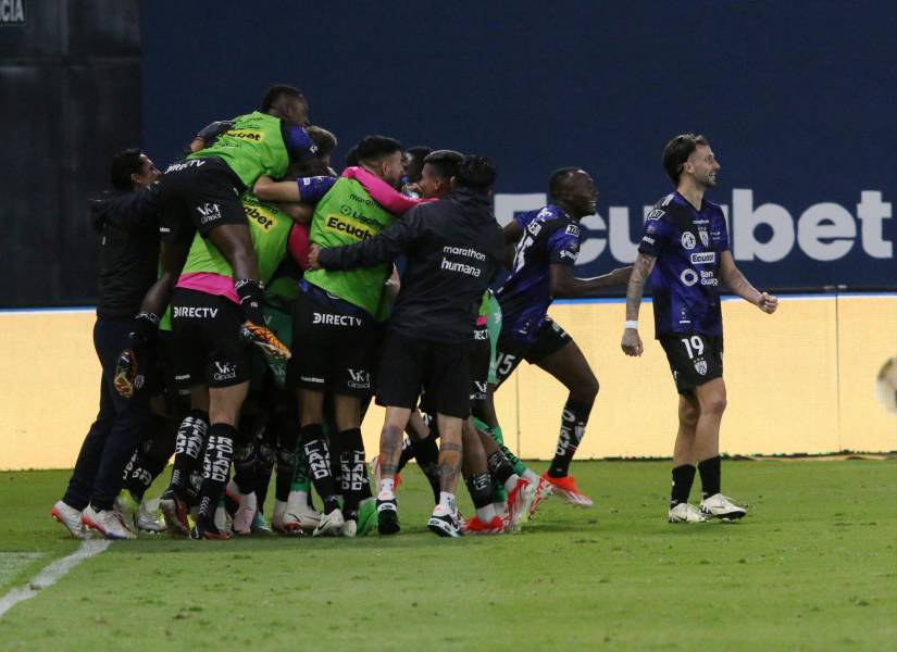 Jugadores de IDV celebrando el tanto de Renzo López.