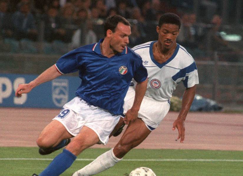 El italiano Salvatore Schillaci marcado por el defensor Jimmy Banks, de Estados Unidos, durante la Copa del Mundo de 1990.