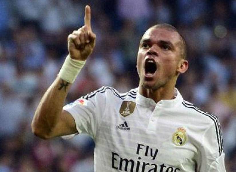 Pepe con los colores del Real Madrid.