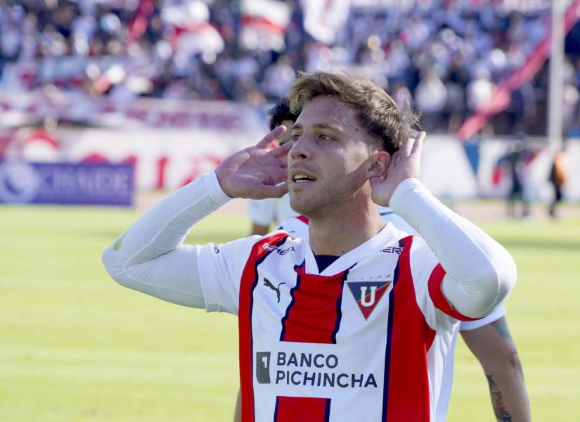 Ezequiel Piovi celebra su gol contra Universidad Católica por la fecha 14 de la Liga Pro