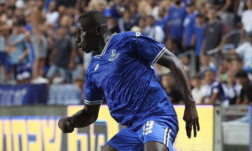 Jean Carlos Quiñónez en un partido con su equipo, Hapoel Petah Tikva (Israel)