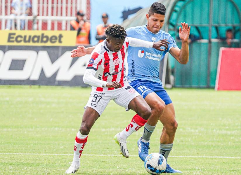 Jugadores de ambos clubes disputando el balón.