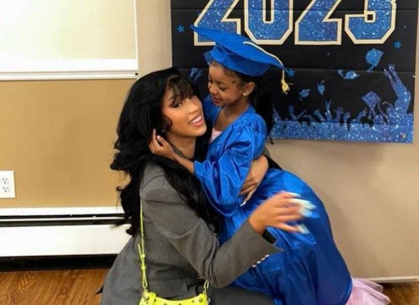 Fotografía publicada por Cardi B junto a su hija