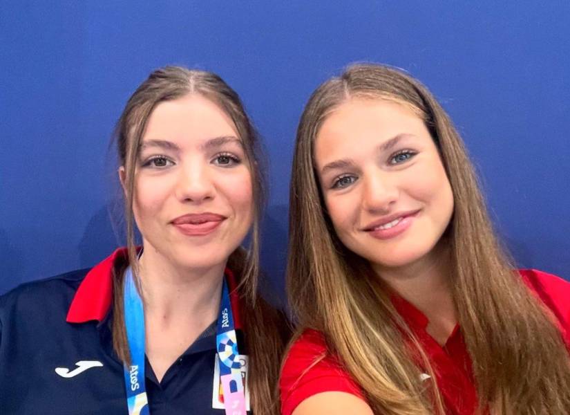 Selfie de la princesa Leonor y la infanta Sofía en Los Juegos Olímpicos de París 2024.